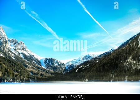 Schöne Berglandschaft mit früh Morgens Nebel auf Antholz - Antholzer Siehe zugefrorenen See, im Pustertal, Südtirol, Südtirol, Alpen in Stockfoto