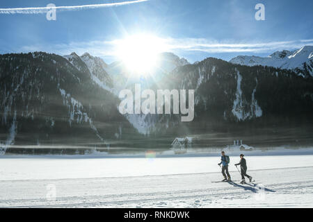 Antholzer See, Pustertal, Südtirol, Italien - Februar 16, 2019: Zwei Tourengeher auf den Antholzer See als am frühen Morgen Stockfoto