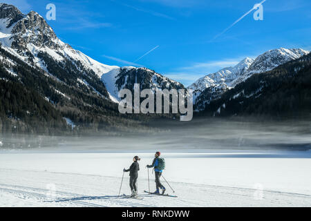 Antholzer See, Pustertal, Südtirol, Italien - Februar 16, 2019: Zwei Tourengeher auf den Antholzer See als am frühen Morgen Stockfoto