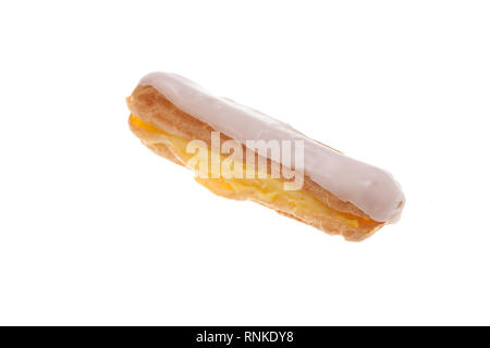 Lecker weiß glasiert eclaire auf weißem Hintergrund, süßes Dessert Stockfoto