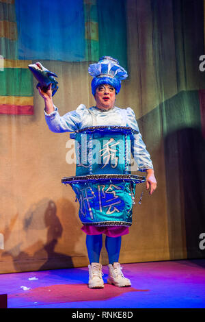 Der Pantomime Dame (Mann verkleidet als groteske Karikatur einer Frau) in einem Laienhaften nicht-professionellen lokalen Theater Company (die Aufseher) Performance auf der Bühne Aberystwyth Arts Zenter. Januar 2019 - Stockfoto