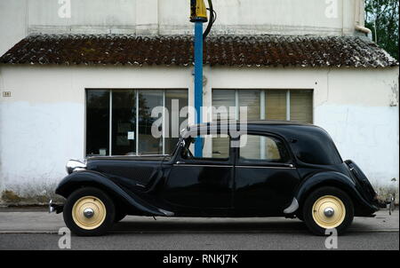 CITROEN 11 CV "Traction Avant" 1934-1957 - entworfen von FLAMINIO BERTONI DIE 11 CV WAR EINER DER POPULÄRSTEN AUTOS WÄHREND DES KRIEGES VON DER GESTAPO, Gangster und RÉSISTANCE WURDE ES ZU EINEM NATIONALEN SYMBOL UND HAT VIELE FANS IN EUROPA UND WELTWEIT - André Citroen - ANDRÉ LEBVRE - FRANZÖSISCHE OLDTIMER - OLDTIMER - RÉTRO AUTO - französische Eleganz - FARBE ARCHIV FOTOGRAFIE © Frédéric BEAUMONT Stockfoto