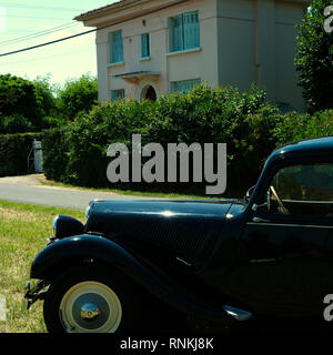 CITROEN 11 CV "Traction Avant" 1934-1957 - entworfen von FLAMINIO BERTONI DIE 11 CV WAR EINER DER POPULÄRSTEN AUTOS WÄHREND DES KRIEGES VON DER GESTAPO, Gangster und RÉSISTANCE WURDE ES ZU EINEM NATIONALEN SYMBOL UND HAT VIELE FANS IN EUROPA UND WELTWEIT - André Citroen - ANDRÉ LEBVRE - FRANZÖSISCHE OLDTIMER - OLDTIMER - RÉTRO AUTO - französische Eleganz - FARBE ARCHIV FOTOGRAFIE © Frédéric BEAUMONT Stockfoto