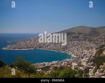 Antenne Panoramablick auf die Stadt und die Bucht von Saranda Ionische Meer Lekuresi Schloss in Albanien Stockfoto