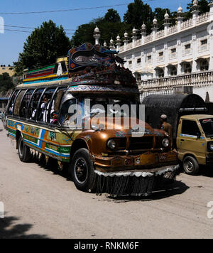 Eingerichtete Bus an der Straße 07 Mai 2015 Karakoram Highway, Pakistan Stockfoto