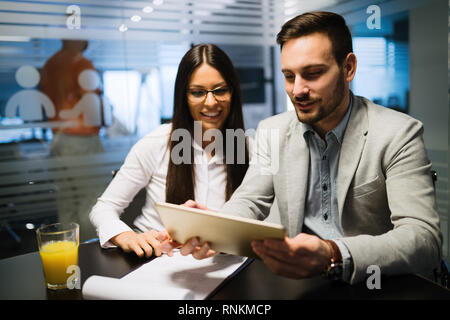 Bild von Geschäft Leute diskutieren im Büro Stockfoto
