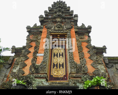 Traditionelle geschnitzte Eingangstor im Puri Saren Agung (Ubud Palace), Bali, Indonesien, Stockfoto