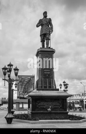 Nowosibirsk, Russland - 28. Juni 2013: Das Denkmal für Russische Kaiser Alexander III. am Ufer des Flusses Ob. Die Schwarz-Weiß-Fotografie. Stockfoto