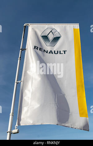 Lomme, Frankreich - Februar 17,2019: weisse Flagge mit dem Renault Logo außen. Stockfoto