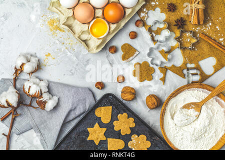 Kulinarische Frühlings- oder Weihnachten Lebensmittel Hintergrund. Zutaten für Ingwer Cookies. Teig beim Backen. Blick von oben. Stockfoto