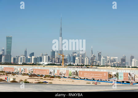 Skyline von Downtown Dubai einschließlich der hohen Kilometer hohe Metall Struktur des Burj Khalifa, Dubai Burj Dubai in der Nähe der Rennstrecke in bekannten Stockfoto