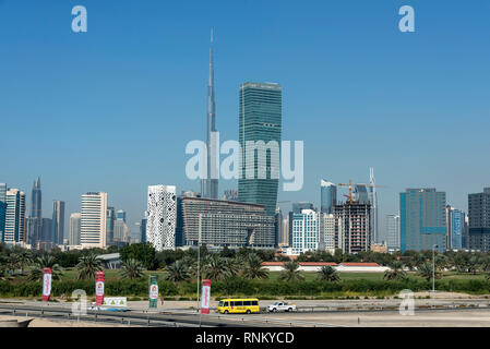 Skyline von Downtown Dubai einschließlich der hohen Kilometer hohe Metall Struktur des Burj Khalifa, wie die in der Innenstadt von Burj Dubai Dubai in Dubai bekannt, in Stockfoto