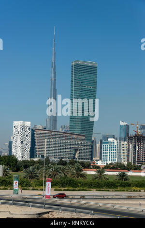 Skyline von Downtown Dubai einschließlich der hohen Kilometer hohe Metall Struktur des Burj Khalifa, Dubai Burj Dubai in der Nähe der Rennstrecke in bekannten Stockfoto