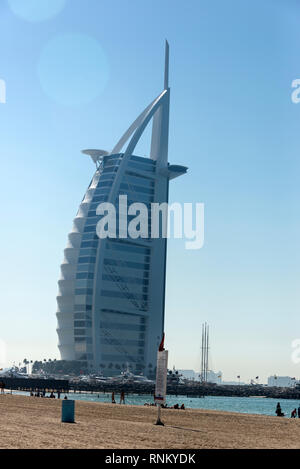 Burj Al Arab Jumeirah Hotel vom Jumeirah Strand in Downtown Dubai, in Dubai in den Vereinigten Arabischen Emiraten (VAE Stockfoto