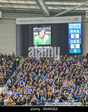 Ein Ttribute und Minuten Applaus für die große Gordon Banken vor dem FA Cup 5 Runde zwischen Brighton & Hove Albion und Derby County an der American Express Community Stadion. 16. Februar 2019 Nur für den redaktionellen Gebrauch bestimmt. Kein Merchandising. Für Fußball Bilder FA und Premier League Einschränkungen Inc. kein Internet/Mobile Nutzung ohne fapl Lizenz - für Details Kontakt Fußball Dataco Stockfoto