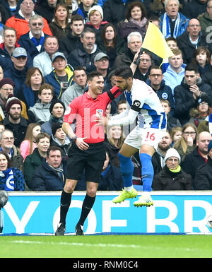 Alireza Jahanbakhsh von Brighton läuft in schiedsrichterassistenten Dan Cook während der FA-Cup 5 Runde zwischen Brighton & Hove Albion und Derby County an der American Express Community Stadion. 16. Februar 2019 Nur für den redaktionellen Gebrauch bestimmt. Kein Merchandising. Für Fußball Bilder FA und Premier League Einschränkungen Inc. kein Internet/Mobile Nutzung ohne fapl Lizenz - für Details Kontakt Fußball Dataco Stockfoto