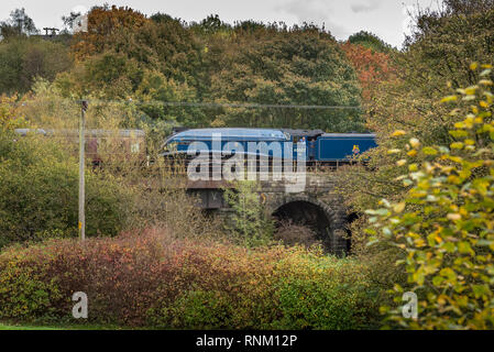 Die A4 Pacific Sir Nigel Gresley kreuzt die Grate Park-Viadukt. Der East Lancashire Railway Herbst Dampf Gala Oktober 2014. Stockfoto