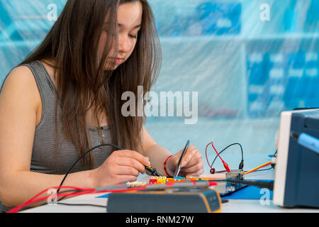 Schulmädchen in der Elektronik Klasse Stockfoto