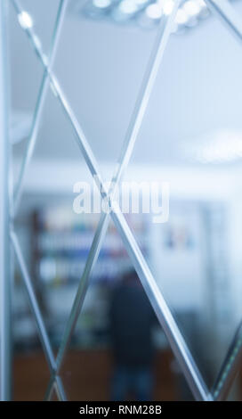 Glas, Spiegel Reflexion Formen und Schatten. Close-up Details. Stockfoto