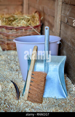 Kehrblech, Duster und die Schaufel in einem Coop. Deutschland. Stockfoto