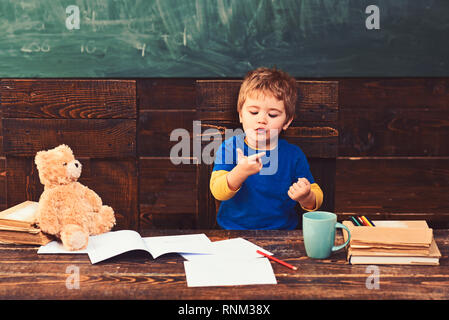 Kleines Kind lernen zu zählen. Hinzufügen von Zahlen mit den Händen. Mathe Lektion im Kindergarten Stockfoto