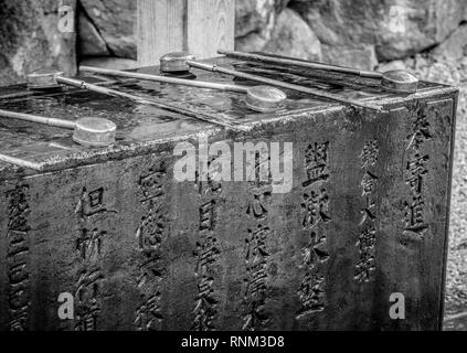 Rituelle Reinigung Brunnen an einen japanischen Tempel Stockfoto