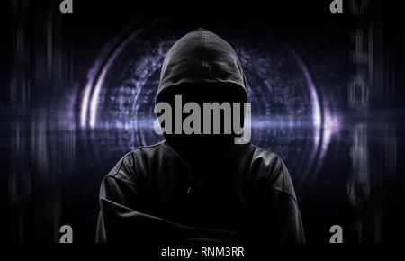 Silhouette von einem Hacker isoliert auf schwarz mit Binärcodes auf Hintergrund Stockfoto