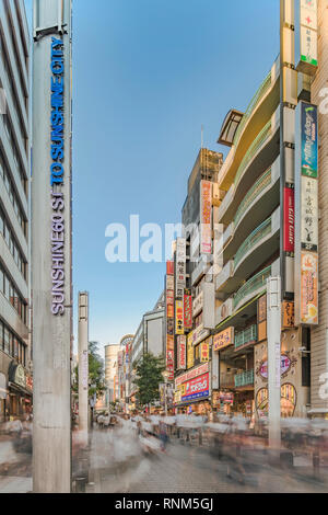 Sunshine 60 Straße im Osten beenden Von Ikebukuro Station Linien mit Restaurants, Geschäften, Game Center und Kinos zu den berühmten OTAKU führenden anschließen Stockfoto