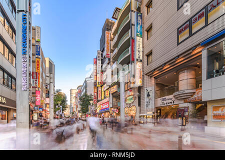 Sunshine 60 Straße im Osten beenden Von Ikebukuro Station Linien mit Restaurants, Geschäften, Game Center und Kinos zu den berühmten OTAKU führenden anschließen Stockfoto