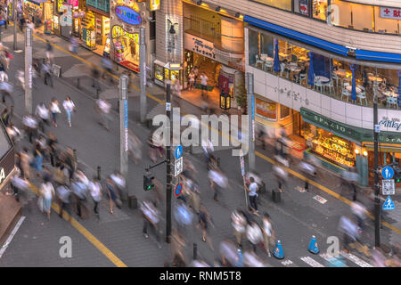 Fußgängerzone Kreuzung am entreance Sonnenschein 60 Straße, im Osten von Ikebukuro Station Linien mit Restaurants, Geschäften, Spiel cente Stockfoto