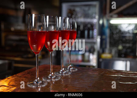 Schöne Sektgläser auf dem Tisch im Restaurant Hintergrund. Party mit roten Champagner Feiertagfeier Konzept. Stockfoto