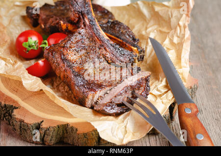 Beef Ribeye Steak serviert auf Holzplatte. Stockfoto