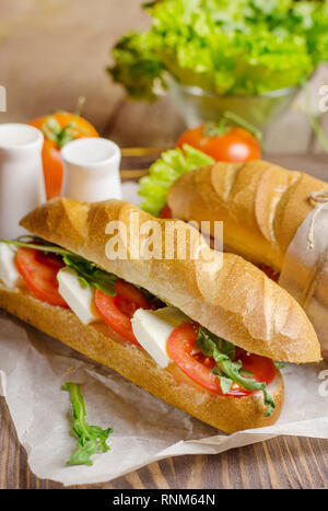 Organische hausgemachte caprese Sandwich mit Tomate, Mozzarella und Pesto. Stockfoto
