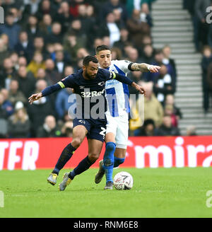 Ashley Cole von Derby beim Kampf um den Ball mit Anthony Knockaert von Brighton während der FA-Cup 5 Runde zwischen Brighton & Hove Albion und Derby County an der American Express Community Stadion. 16. Februar 2019 Nur für den redaktionellen Gebrauch bestimmt. Kein Merchandising. Für Fußball Bilder FA und Premier League Einschränkungen Inc. kein Internet/Mobile Nutzung ohne fapl Lizenz - für Details Kontakt Fußball Dataco Stockfoto