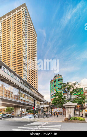 Blick auf den Platz vor dem Bahnhof Nippori im Arakawa Distrikt von Tokio mit einer Statue von einem Pferd geritten von Ota Dokan. Stockfoto