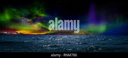 Traumhaft unwirklich schöne Nacht Blick auf die Reflexion der Nordlichter im Wasser des Ozeans und die schneebedeckten Berge. Nacht Northern Lig Stockfoto