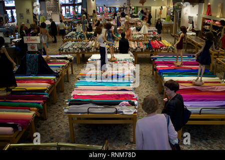 Shopper and Mannequins, Stoffabteilung, Tissus reine, 3-5, Place St Pierre, 75018 Paris Stockfoto