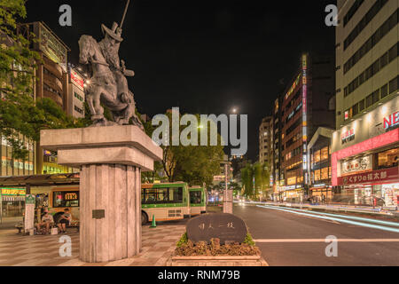 Nacht Blick auf den Platz vor dem Bahnhof Nippori im Arakawa Distrikt von Tokio mit einer Statue von einem Pferd geritten von Ota Dokan Wer war ein Stockfoto