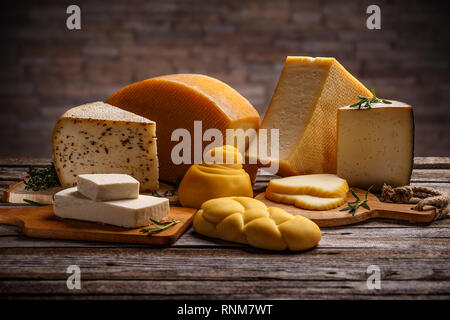 Mix Käse auf Holzbrett, Vorderansicht Stockfoto