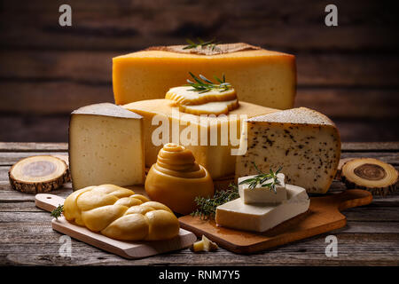 Zusammensetzung der sortierten Käse auf Holzbrett Stockfoto