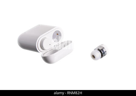 Wireless Bluetooth Ohrhörer mit aufladbaren Fall isoliert auf weißem Stockfoto