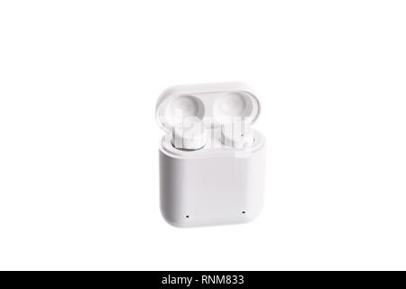 Wireless Bluetooth Ohrhörer mit aufladbaren Fall isoliert auf weißem Stockfoto