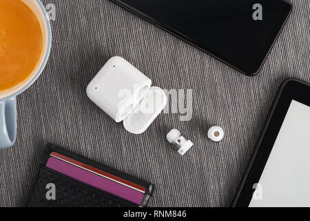 Wireless Bluetooth Ohrhörer und kostenpflichtigen Fall mit Smart devies und card Wallet Stockfoto