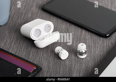 Wireless Bluetooth Ohrhörer und kostenpflichtigen Fall mit Smart devies und card Wallet Stockfoto