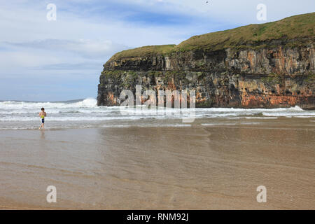 Steile seitig Felsen tauchen Sie ein in das Meer auf wilden Atlantik, County Kerry, Irland Stockfoto