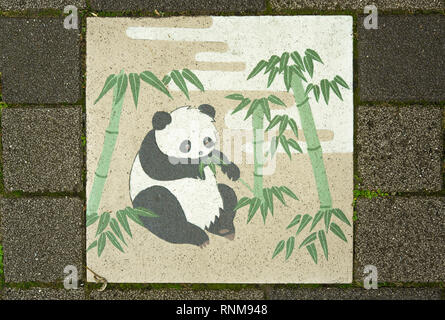 Japanische Keramik dekoriert mit niedlicher Panda essen Bambusblätter in der Koishikawa Korakuen Park Street. Stockfoto