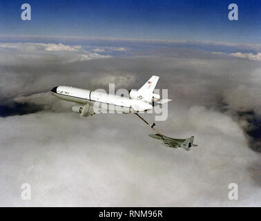 1982 - Luft-zu-Luft-Ansicht von der linken Seite von einer KC-10 ein Extender Flugzeugbetankung eine F-15A Eagle Flugzeug über den Wolken. Stockfoto