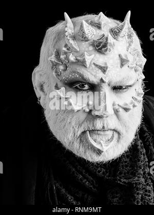Monster mit gerunzelter Stirn Gesicht und weißen Augen Stockfoto
