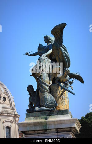 Rom, Italien, 13. MÄRZ 2015: Statue der Gedanke von Giulio Monteverde im Denkmal geschnitzten Victor Emmanuel II. Piazza Venezia, Rom, Italien Stockfoto