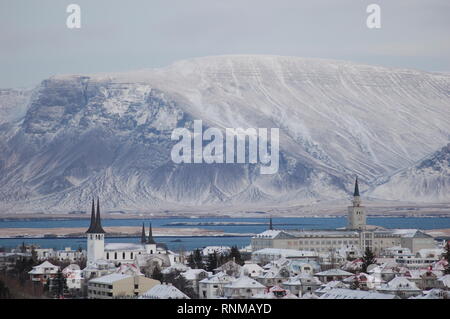 Den Berg Esja überschattet Reykjavik im Winter Stockfoto